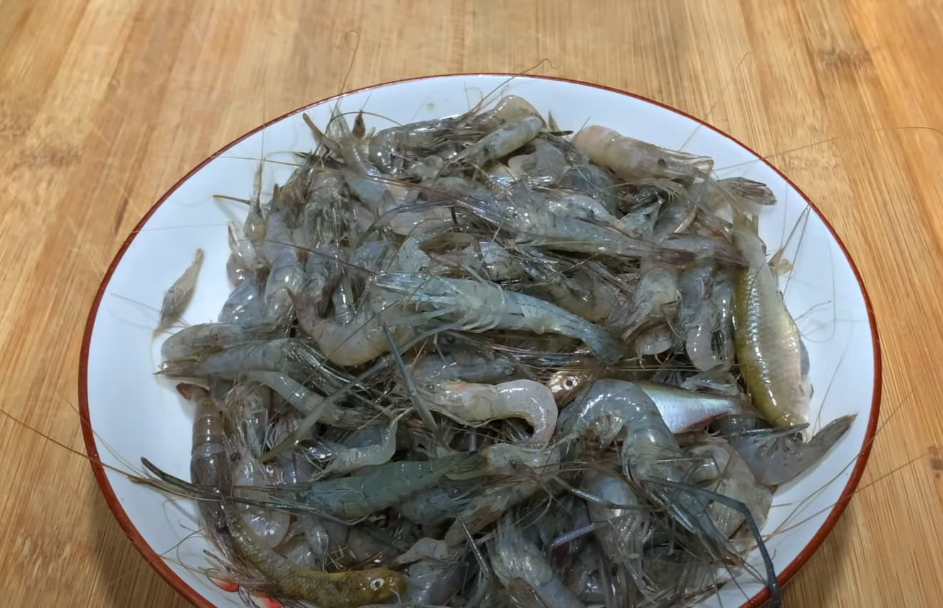 Two ways to eat a plate of river prawns, delicious and delicious.