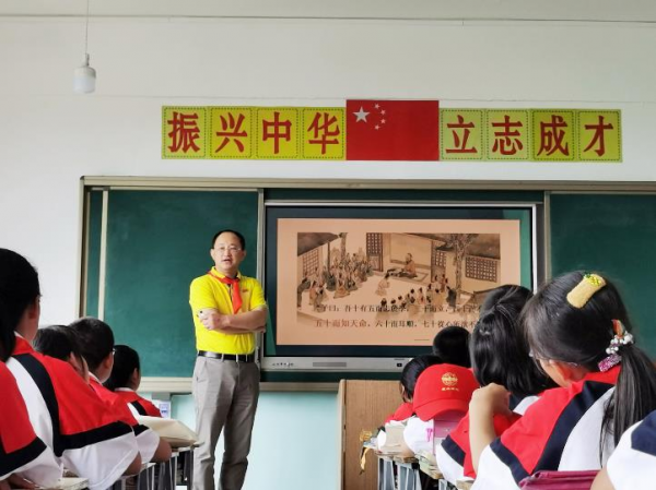 喜德瑞謝新天走進(jìn)鴻公益學(xué)院紅色課堂 踐行社會(huì)責(zé)任 弘揚(yáng)公益能量
