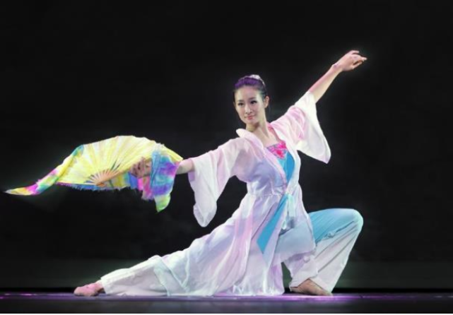 還記得王小蒙的扮演者王亞彬嗎？離開(kāi)趙本山后，她一樣大殺四方