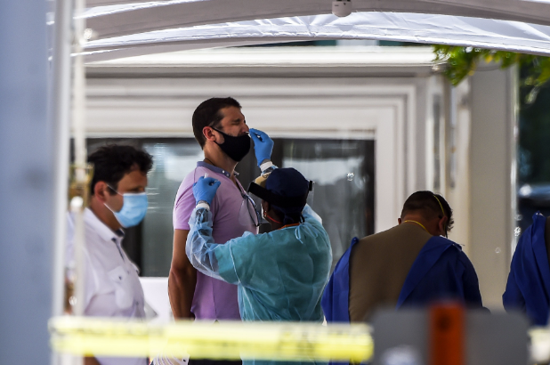 最後一班飛機遭哄搶？ 英國機場上演�大逃亡�，火車站內人滿為患