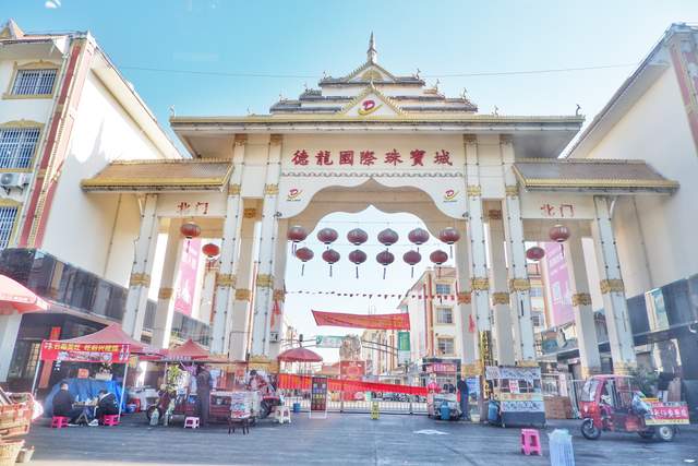中国西南边境城市，中国村子和缅甸村子紧挨，缅甸人来中国做买卖