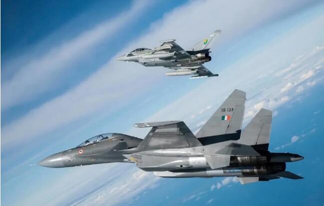 300架重型战机到手，印度腰杆硬了！专家：可同