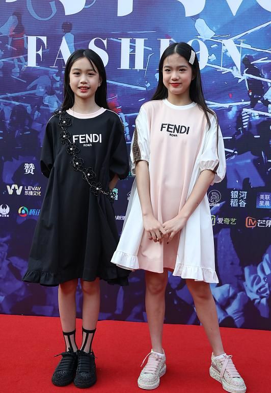 鐘麗緹13歲次女長開，與甜馨撞造型變女王，考拉“嫦娥”造型美翻