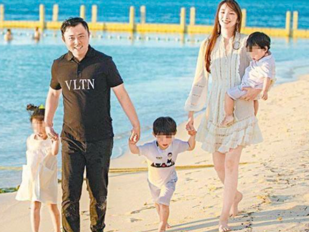 41岁吴佩慈近况曝光，懒理纪晓波公司风波，与豪门阔太聚会心情好