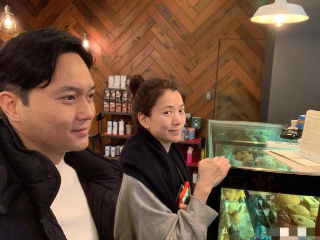 张智霖陪老婆理发宠溺放闪，夫妻恩爱同框，袁咏仪眼神抢镜