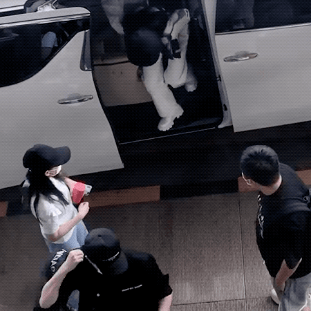 夫妻双人机场来了！冯绍峰等赵丽颖下车，夫妻