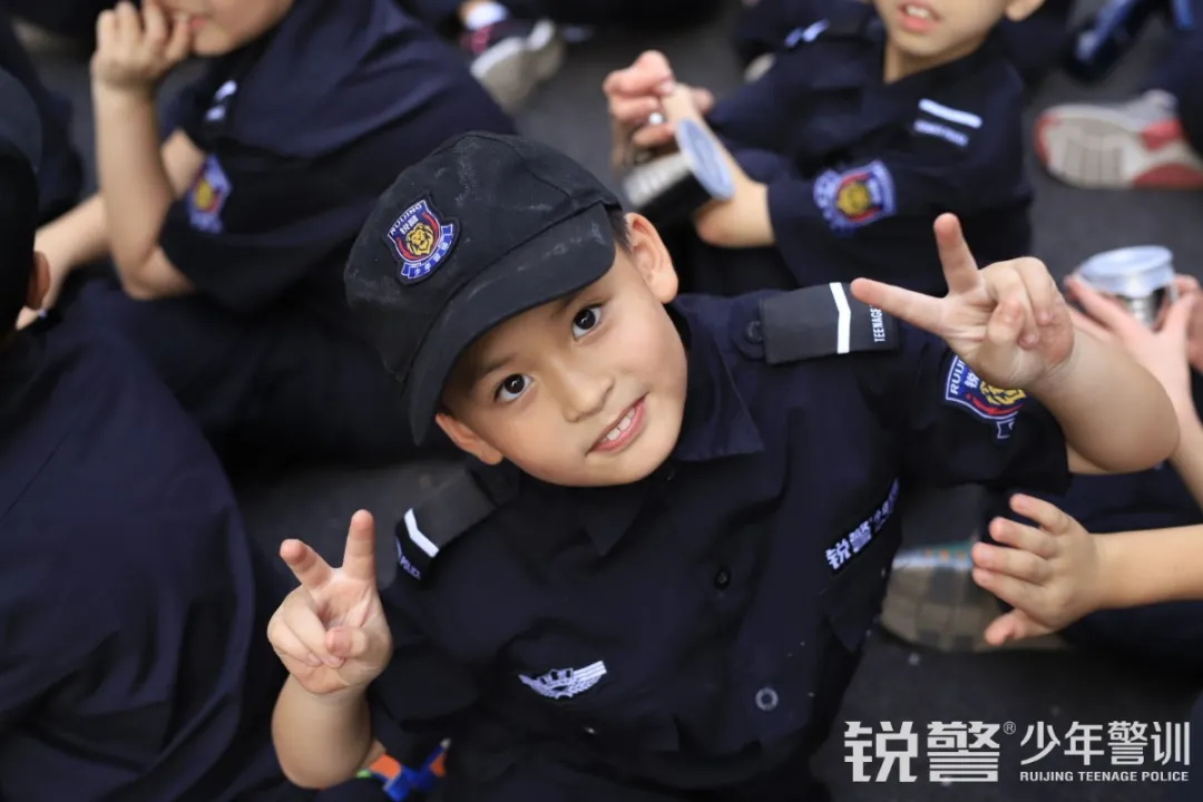 锐警少年警训夏令营：走进警营，撰写独立坚强的新篇章