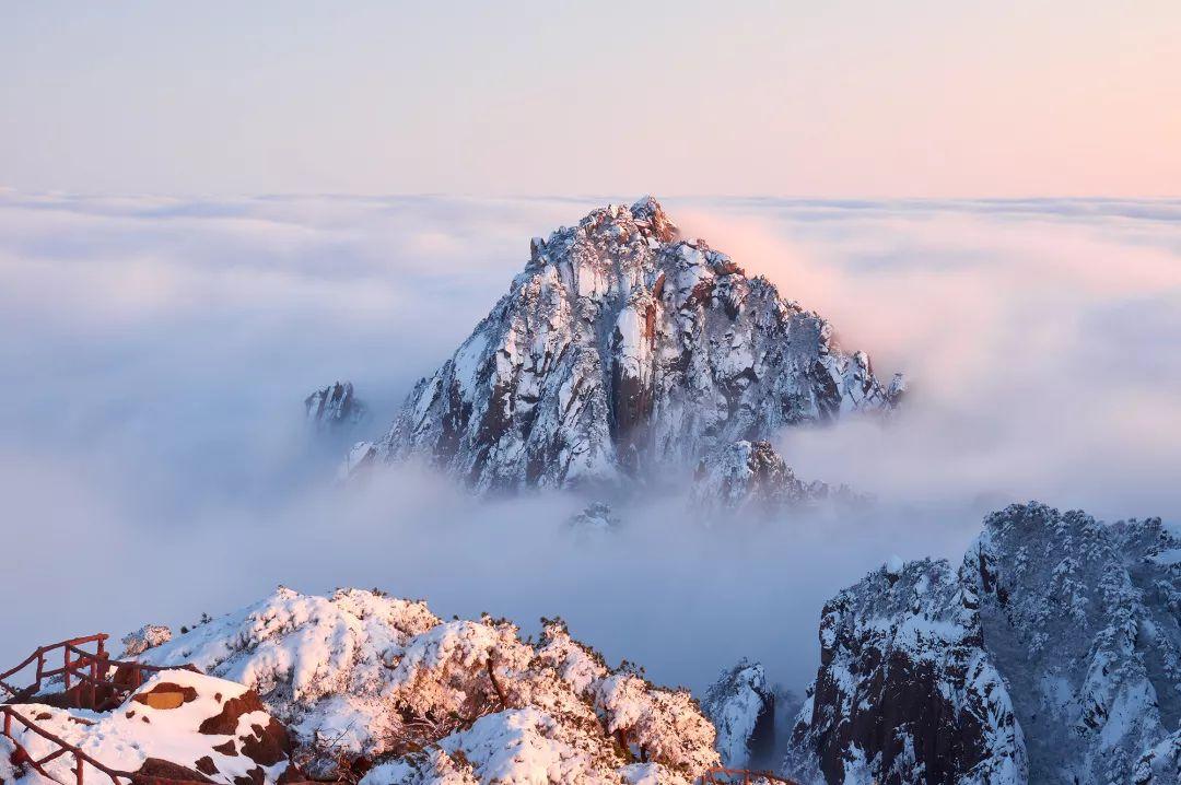 冬日雪后黄山，漫山遍野皆是冰雪之花，更具独特的山岳风光特色