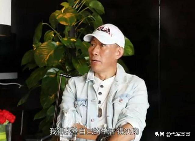 他是国家一级演员，低调隐婚生女，如今62岁为挣