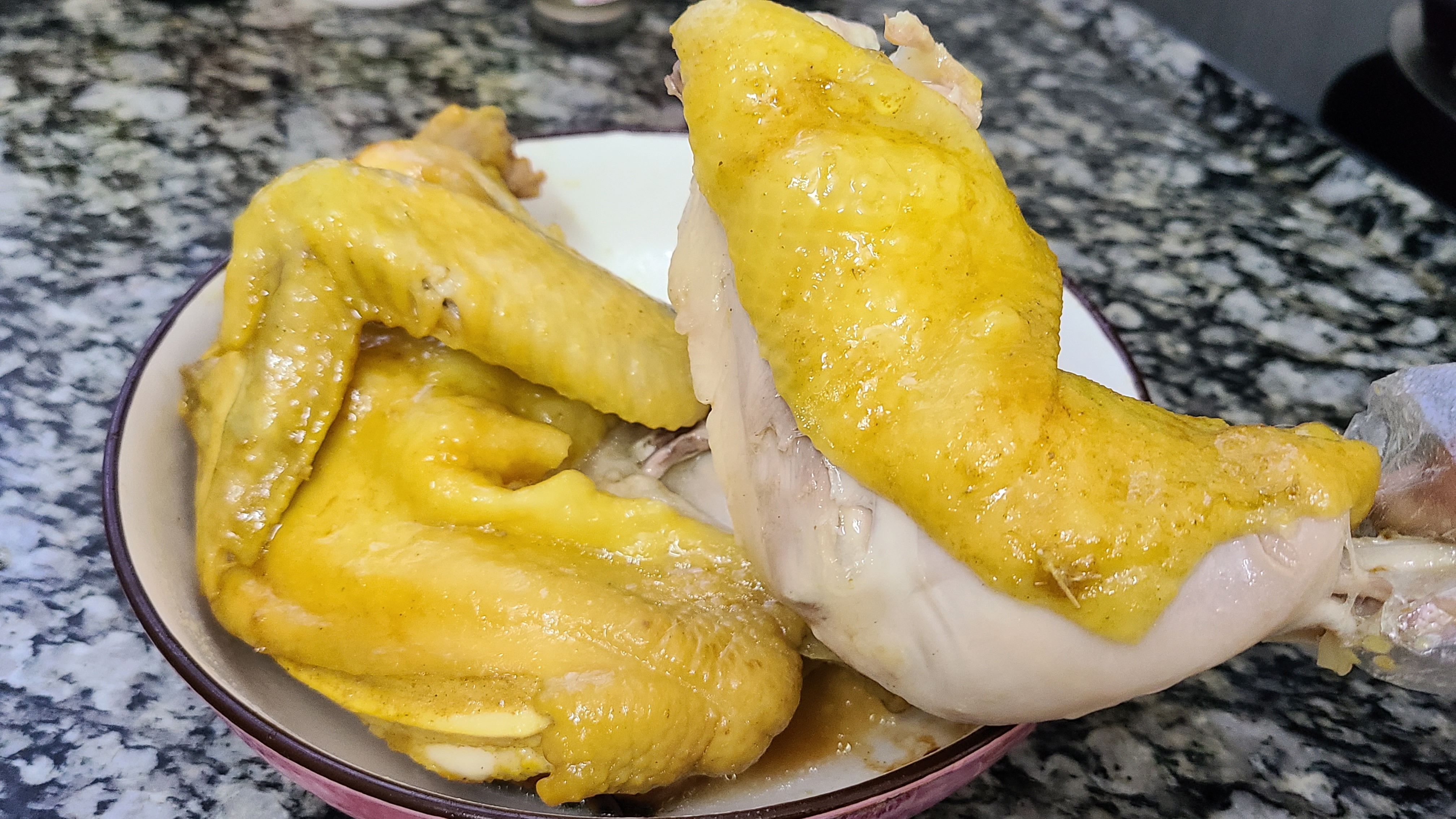 廣東電飯煲焗雞的做法，鮮香嫩滑又好吃，打開鍋蓋肚子都看餓了