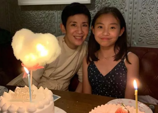 吴君如15岁女儿近照曝光！穿吊带皮裤身材丰腴，眼睛嘴巴超像爸