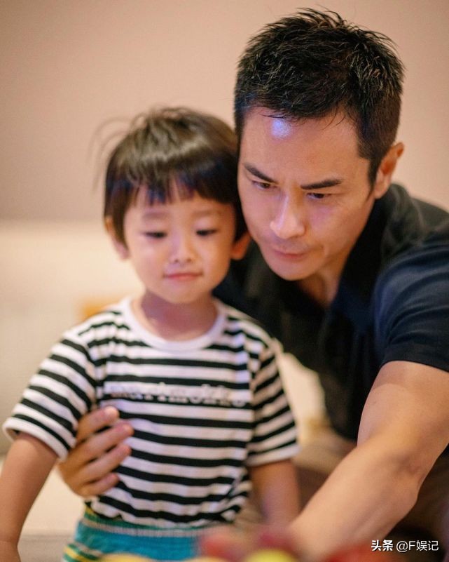 两位儿子都可爱！郑嘉颖陈凯琳晒一家四口的全家福庆祝父亲节