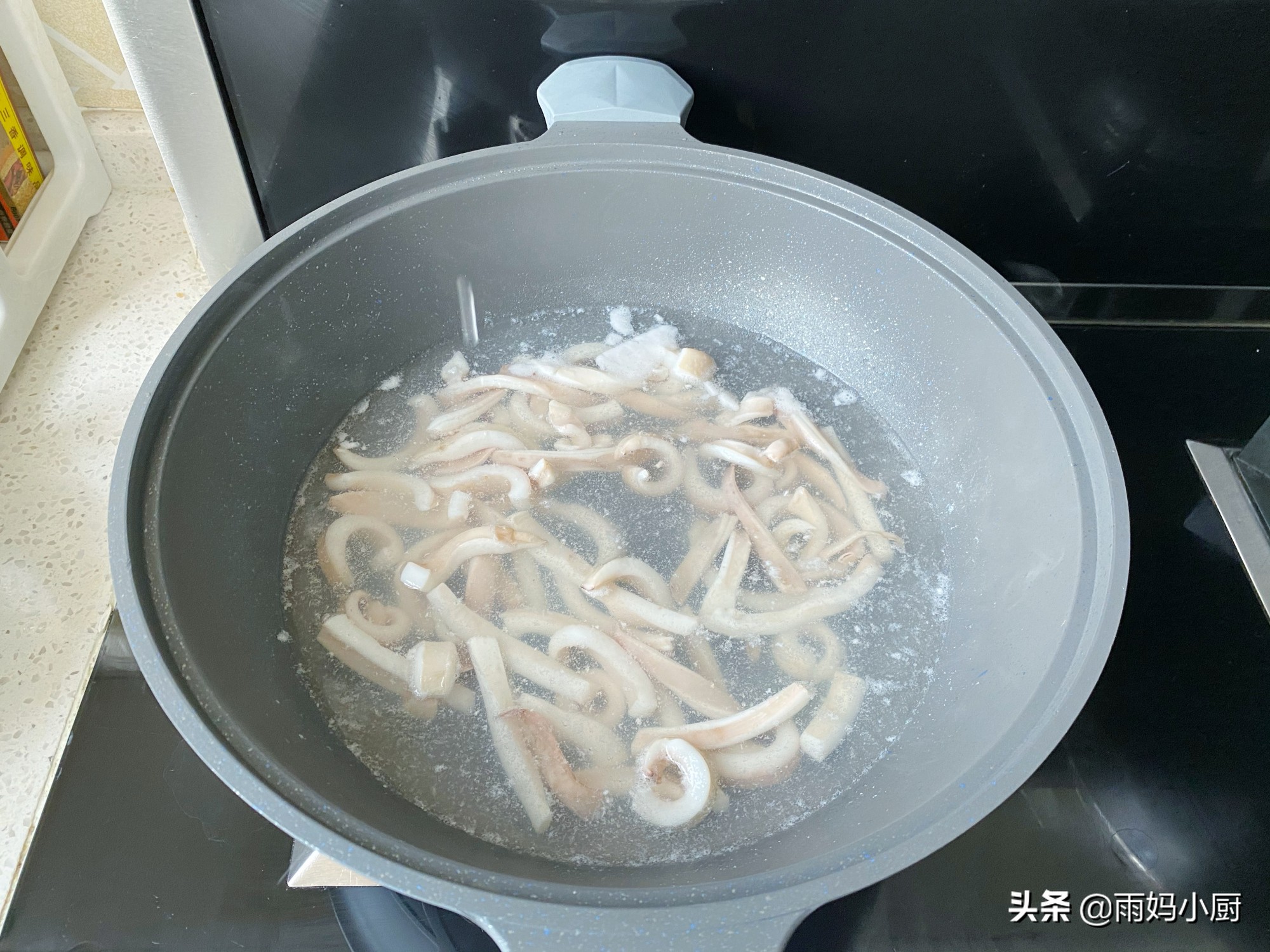 香辣魷魚的家常做法，簡單快手又下飯，麻辣香鮮秒殺路邊攤