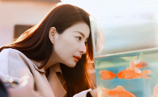 郭晶晶霍启刚一家为祖国庆生，8岁霍中曦弹奏国歌被赞有冠军风采