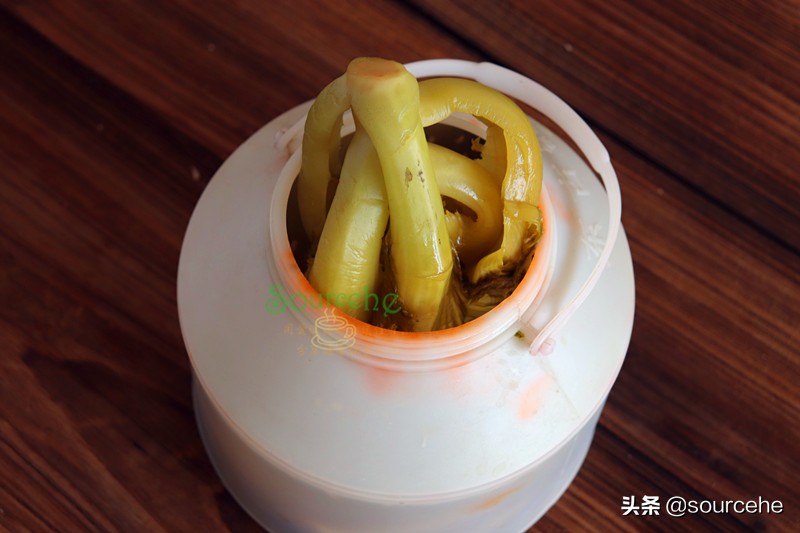 廣東用芥菜醃酸菜，掌握3個技巧，5天酸脆爽口，能儲存一年不壞