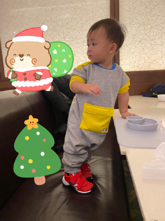 甜齁！蔡少芬晒夫妻十指紧扣撒糖，小鸟依人靠在张晋肩膀幸福爆棚