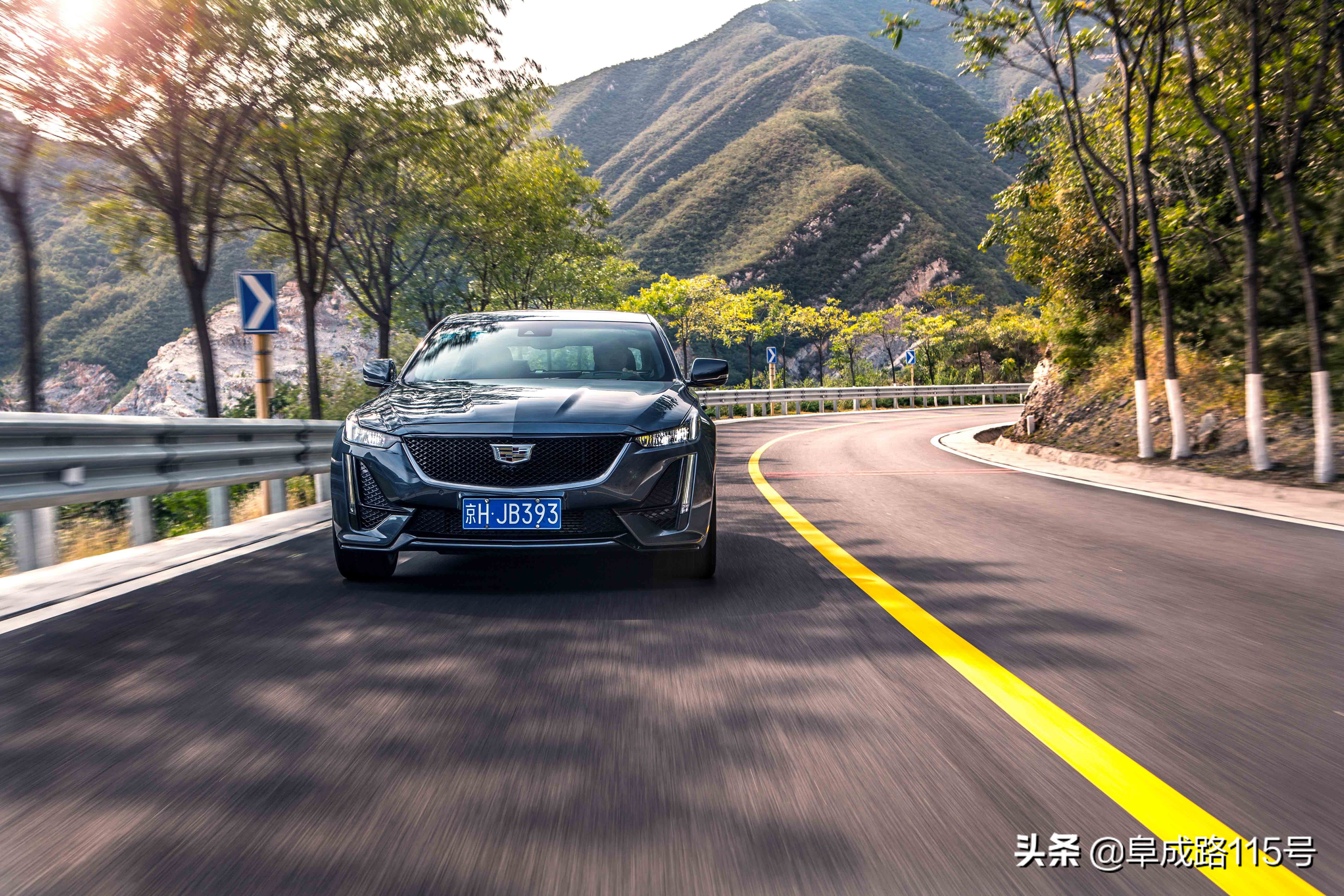 235马力后驱、带限滑差速器和电磁悬架！仅售33.97万元的凯迪拉克CT5到底香不香？
