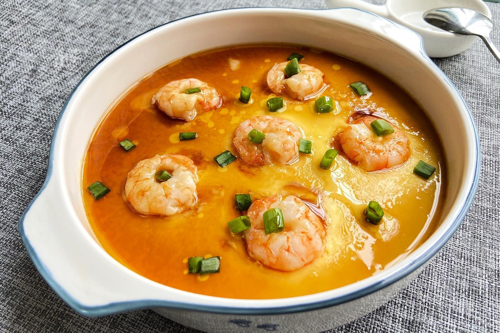 蝦仁蒸蛋看似簡單，原來也有訣竅，教你一招，蒸出來水嫩像豆腐