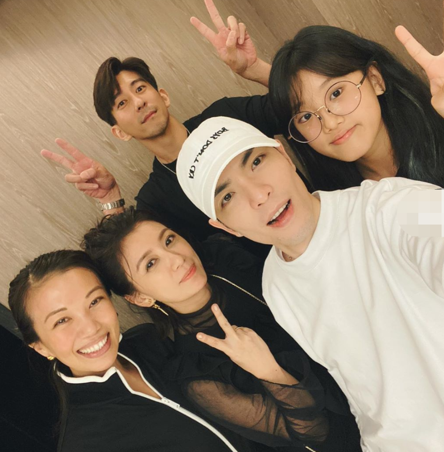 梧桐妹晒照为贾静雯庆生，母女情深似姐妹，15岁继承妈妈高颜值