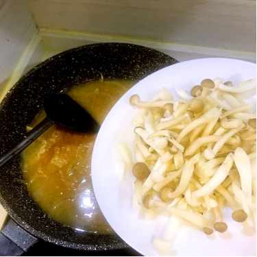 紧实的牛肉搭配嫩滑的豆腐，满满一锅汤，暖心又暖胃