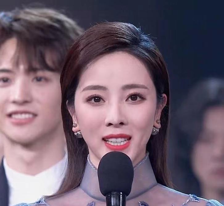 董卿回归跨年晚会！李梓萌妆容翻车，朱迅穿刺