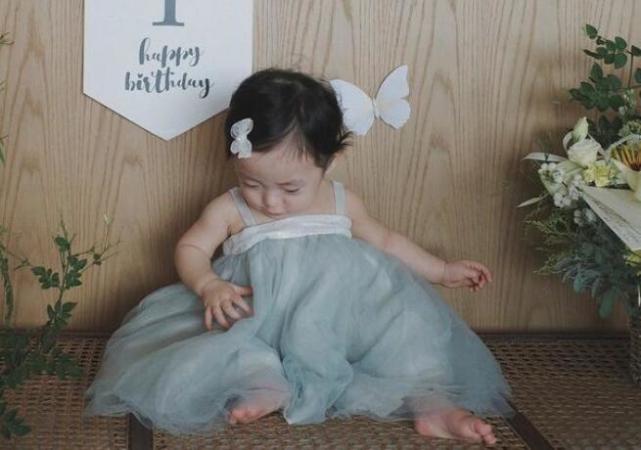 余文乐女儿1岁生日，王棠云晒小初心高清无码照，皮肤白皙超可爱