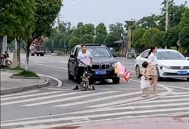 啥素质？骑共享单车挡路，还把车锁在路中间？