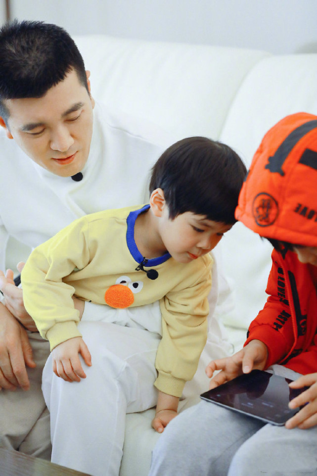 黃聖依倆兒子近照曝光，安迪長大了，安麟和媽媽小時候一模一樣