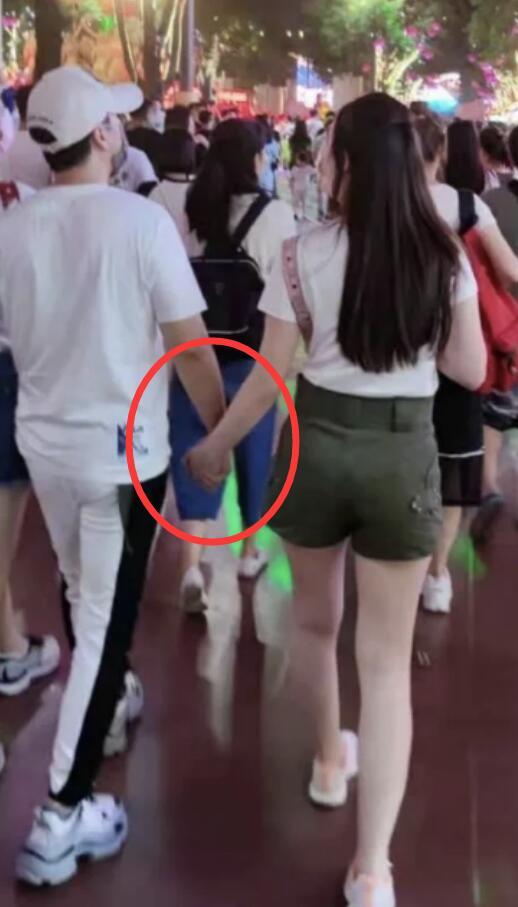 甄子丹一家四口逛街被偶遇，17岁女儿牵爸爸手，甄子丹搂娇妻超甜