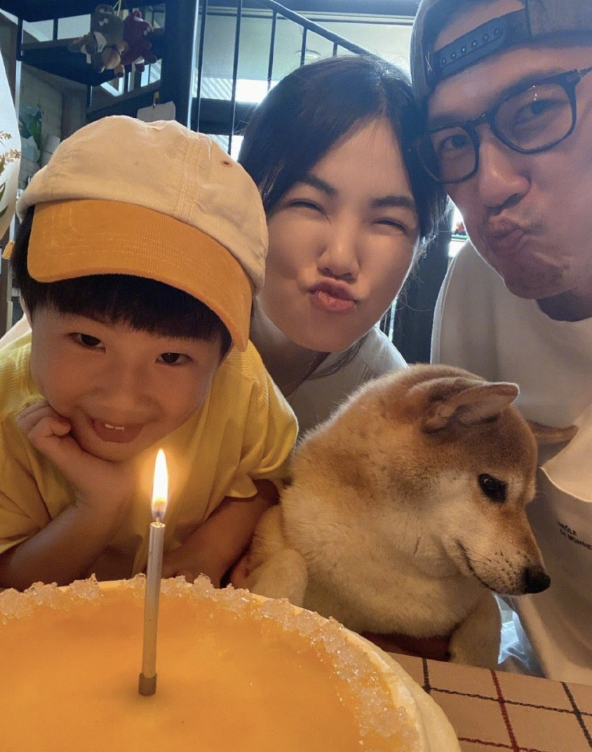 40岁Ella晒全家福庆生，与老公嘟嘴卖萌，儿子劲宝秀气如女生