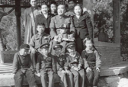 她是副国级，丈夫是正国级，丈夫105岁时瘫痪的她突然站起走路了