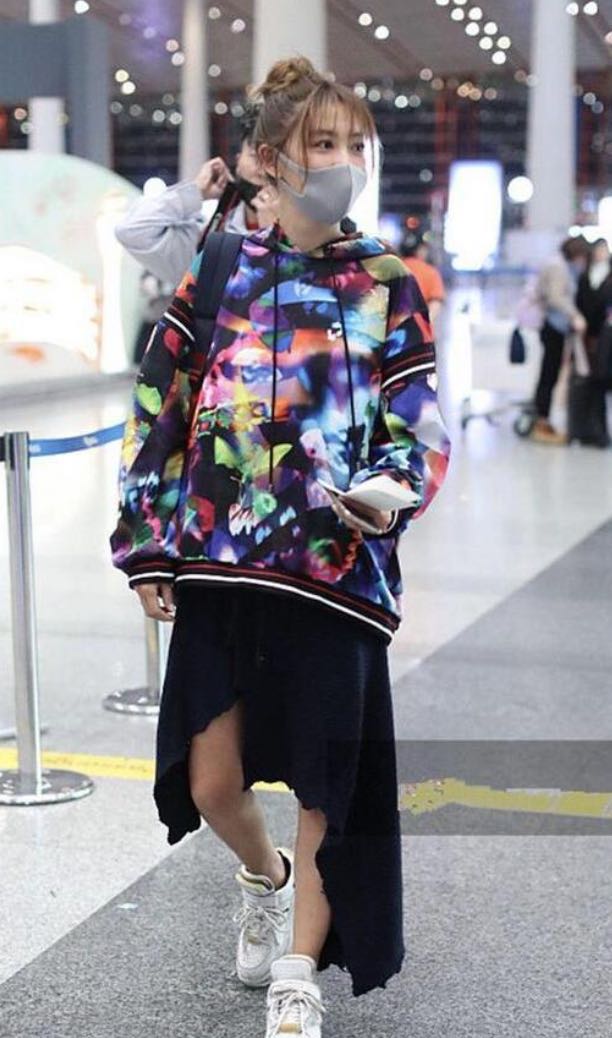 应采儿晒二儿子背影照，穿小背心样子呆萌，胎发未剃肉肉脸抢镜