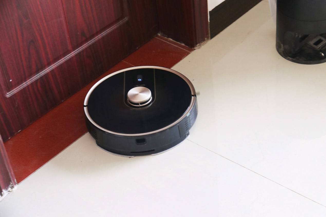 多款机器人供你选择：居家小帮手，好用，实用更适用