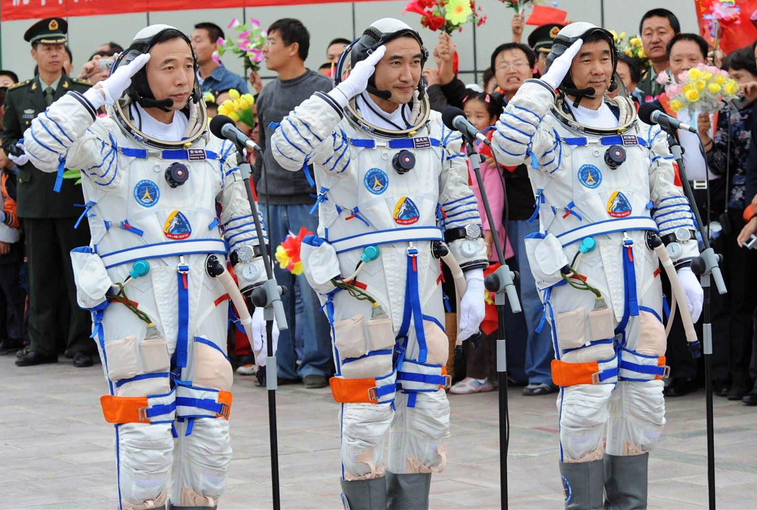俄羅斯帶槍美國反對，神舟十二號航天員上空間站，會不會配槍？