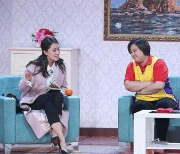 她是冯巩“女儿”，因春晚跷二郎腿一炮而红，