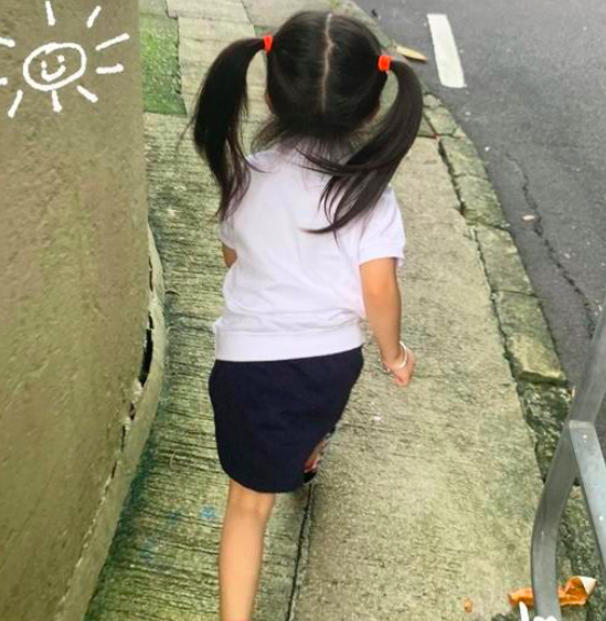 郭富城小女儿走甜美风，跟方媛逛商场穿纱裙，郭咏希牛仔裤配布鞋