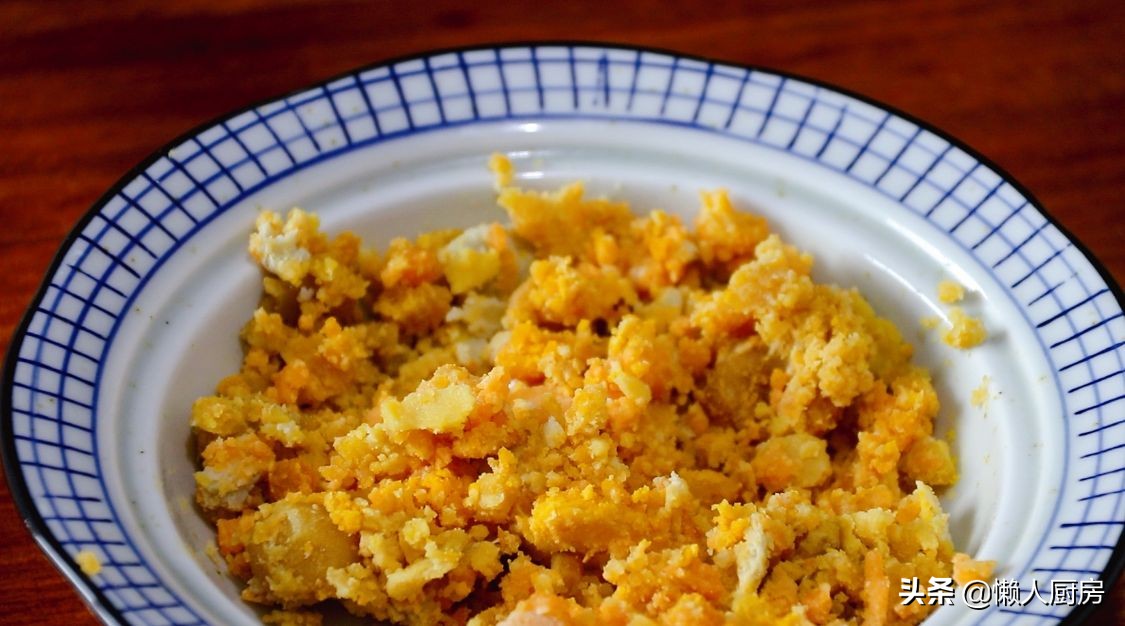 做鸡腿时，鸡肉里面包着咸蛋黄，记住这1点，没有腥味