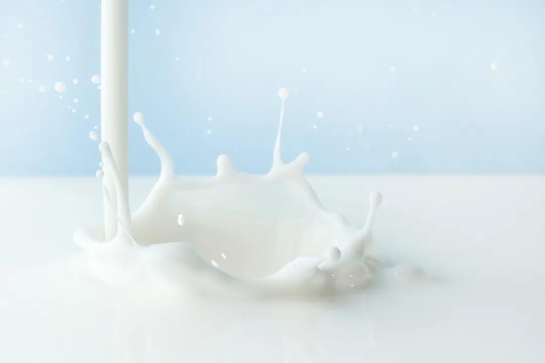 牛奶帶包裝加熱，會造成慢性中毒？ 用哪種加熱方法才最合適？