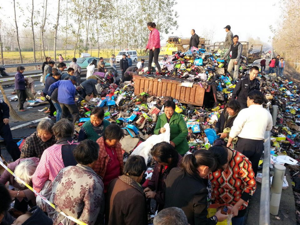 运钞车发生车祸，钞票散落一地，被人哄抢，算是抢劫银行吗？