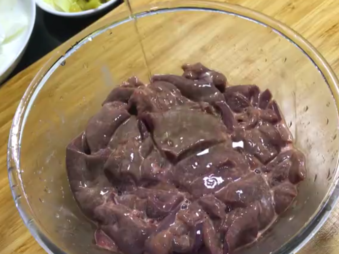 图片[7]-溜猪肝的做法 腌制这一步很重要做不好就会很腥-起舞食谱网