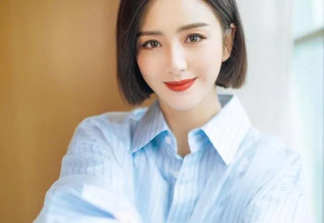 佟丽娅晒宵夜，一桌菜2000元，网友留言：一口一