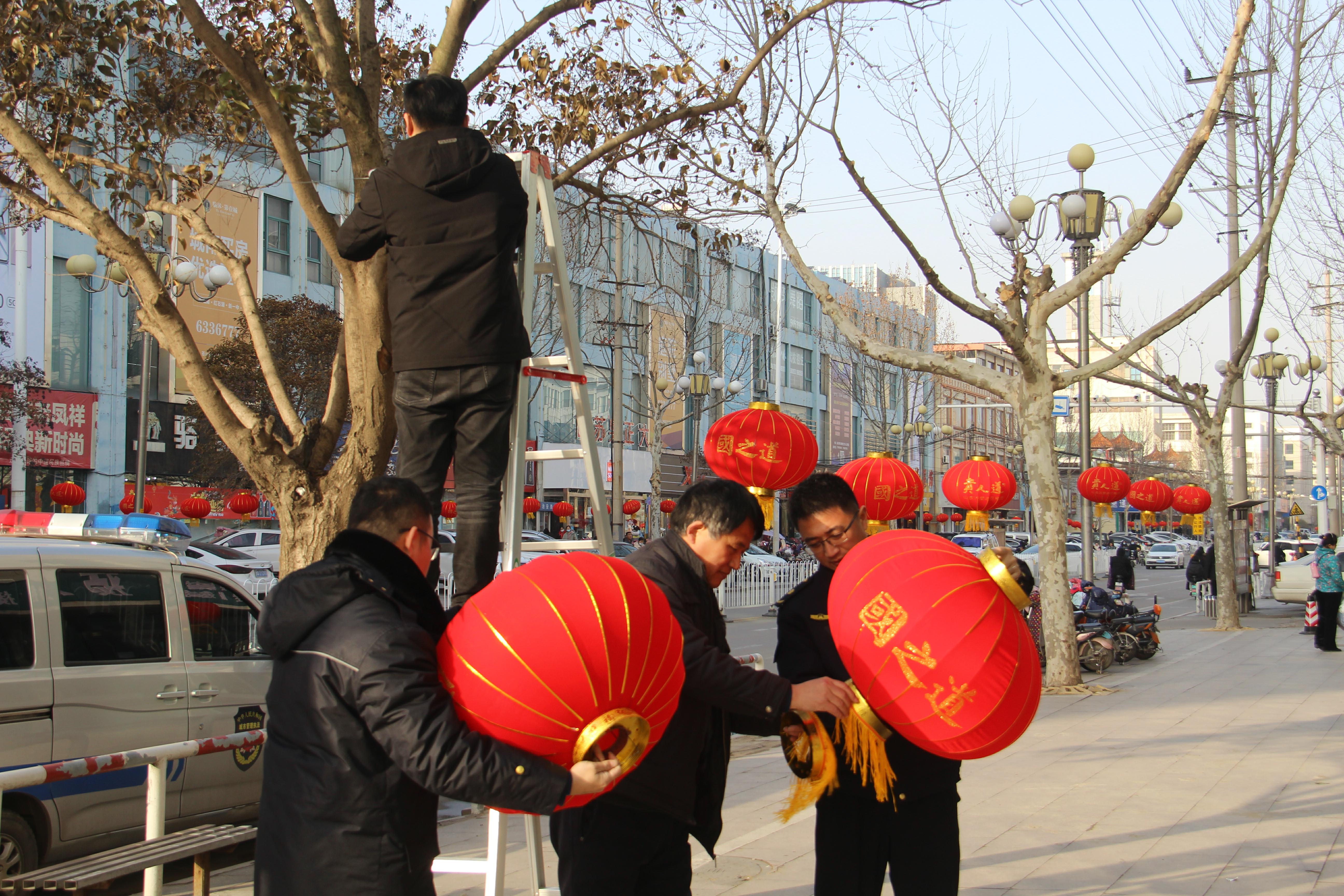 临沭县综合行政执法局悬挂红灯笼扮靓城市景观营造节日氛围