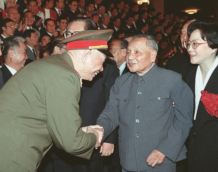 上将张震：子弹藏身10年，三次退休计划落空，邓小平：再干一届