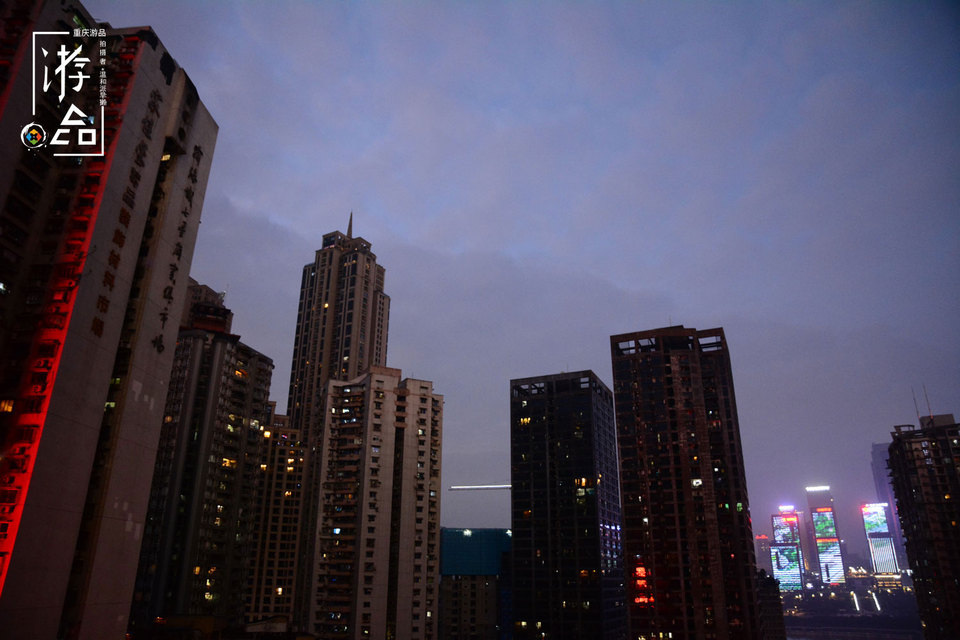 重庆七星岗观景台，紫色的江面，火红的大楼与巍峨的教堂