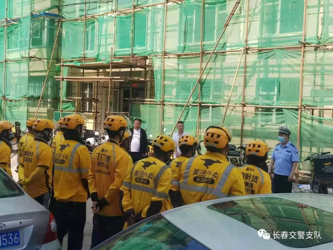 长春交警上门为外卖骑手“配送”安全丨一盔一带