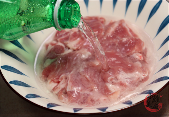 一罐雪碧倒入猪肉里，瞬间变美食，出锅全家都爱吃，太香了