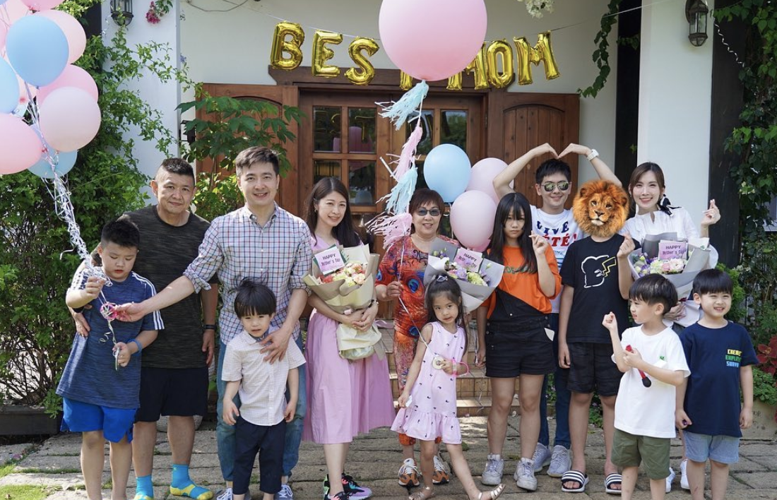 林志颖弟弟全家福曝光，女儿幼儿园毕业，在家参加线上典礼超开心