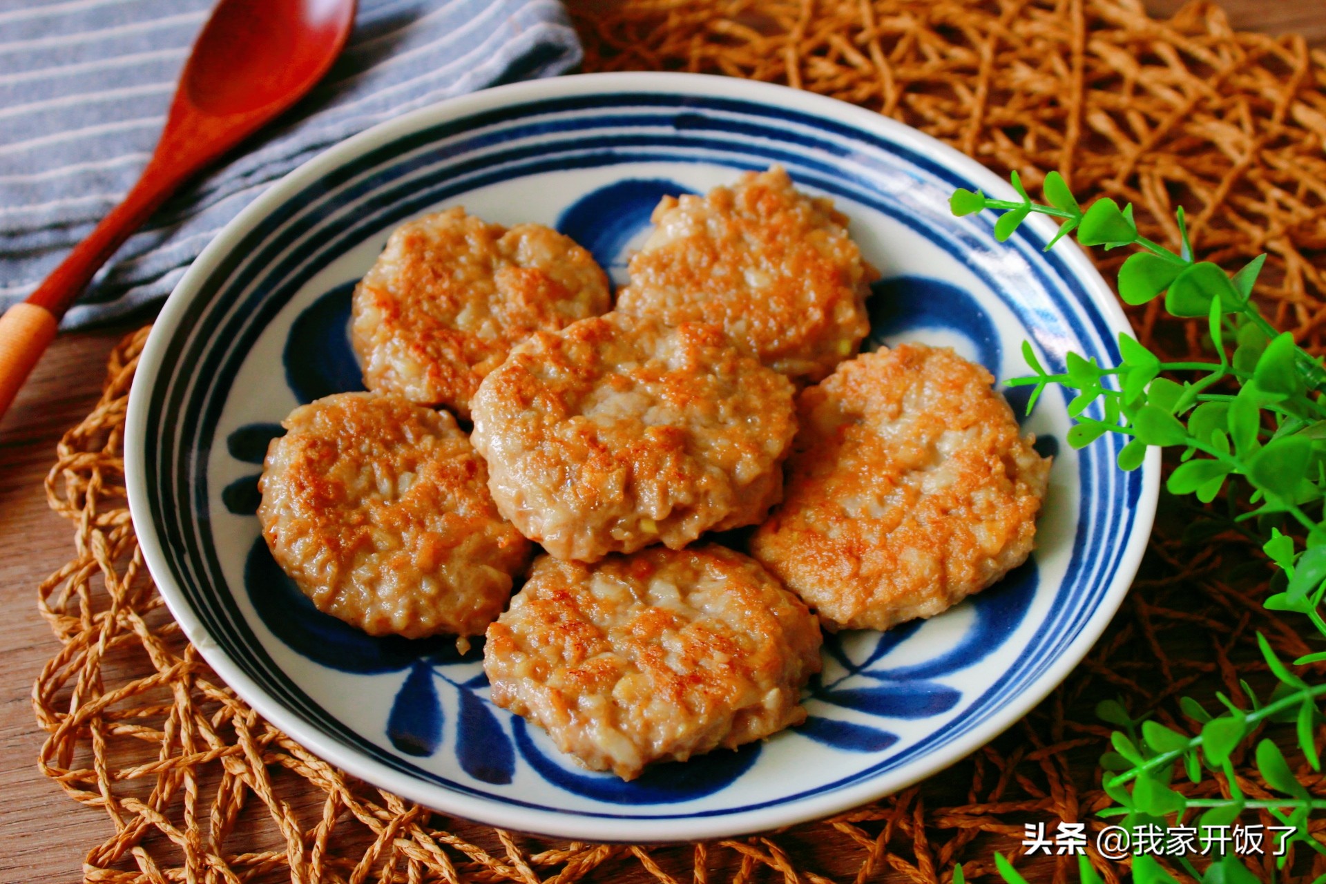 秋天莲藕最鲜，别凉拌了，做成藕饼抢着吃，香脆可口，好吃又滋补