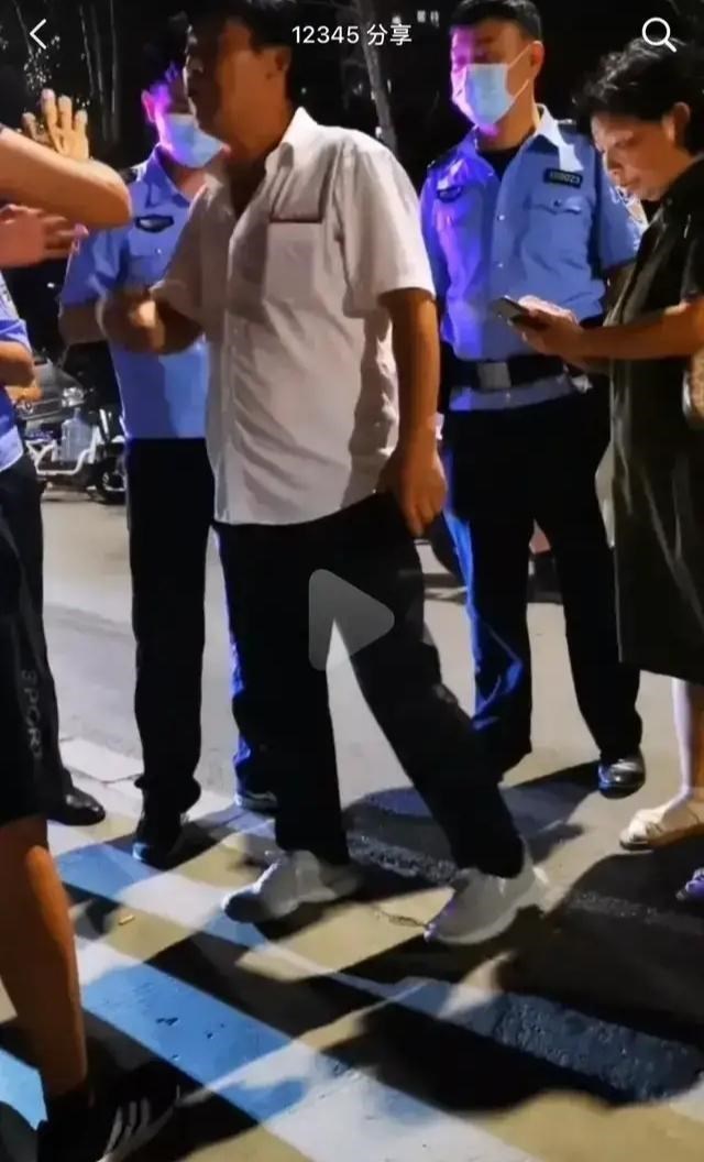 穷游小峰在开封遭杜新枝一家大打出手，这一事件凸显出3个问题