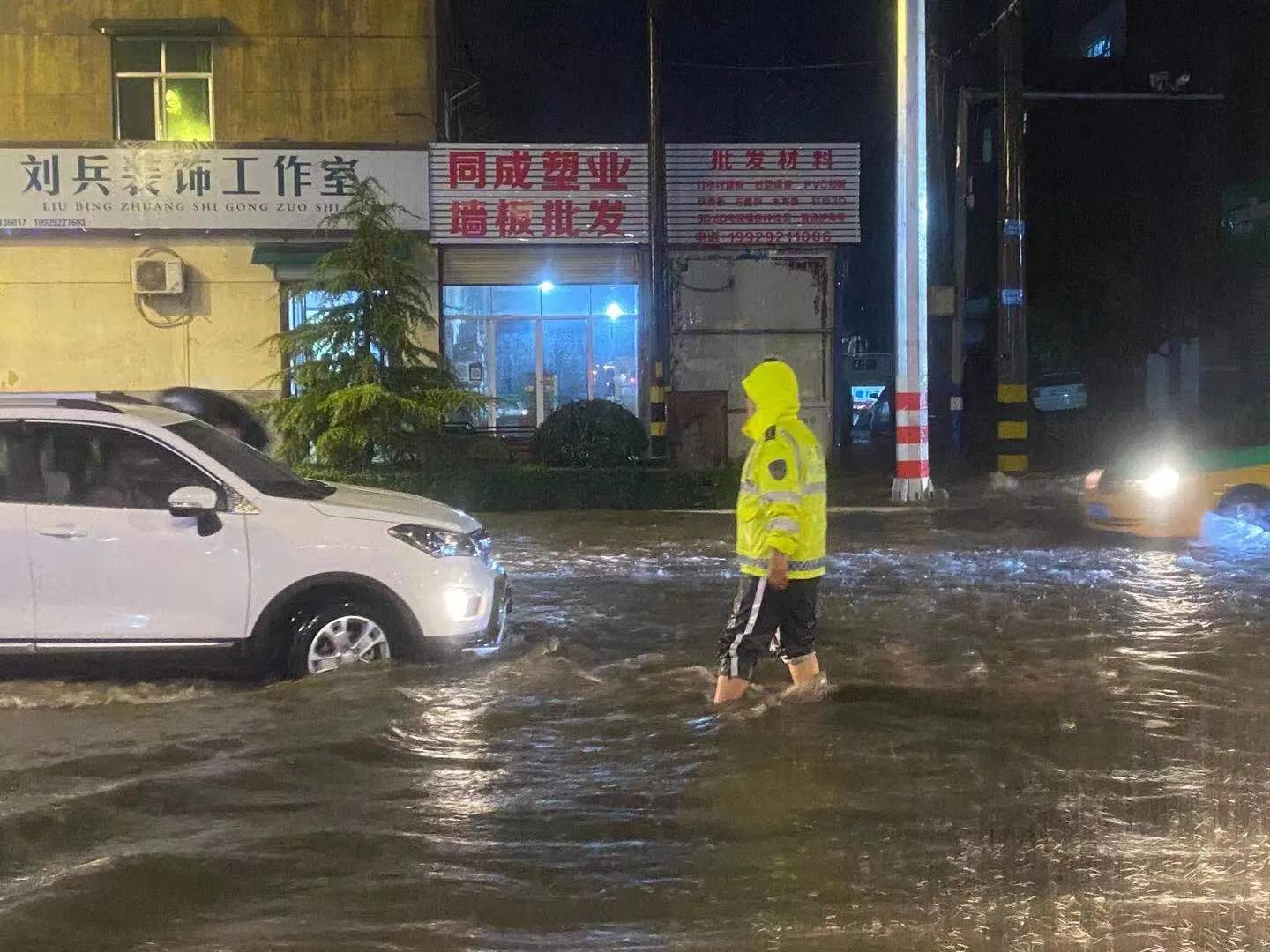 暴雨来袭白水浇警雨您同在